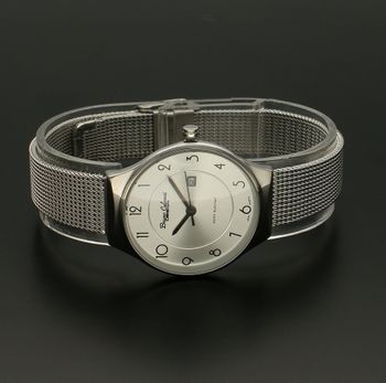 Zegarek damski na biżuteryjnej bransolecie Bruno Calvani BC3125 SILVER SILVER. Tarcza zegarka okrągła w kolorze srebrnym z wyraźnymi cyframi czaryi, wskazówki w kolorze czarnym. Dodatkowym atutem zegarka jest wyraźne logo (1 (5).jpg